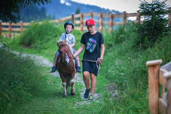 Ponyreiten im Sommer