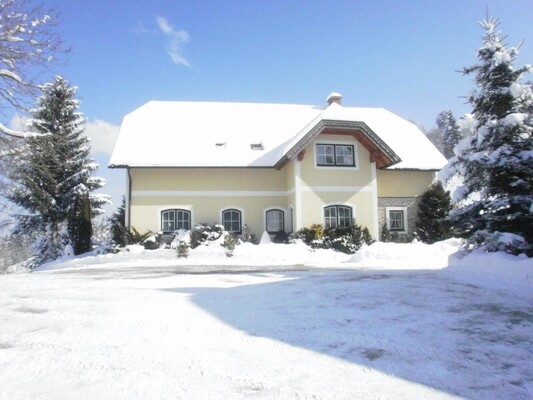 Winterbild Vorderansicht mit Parkplatz