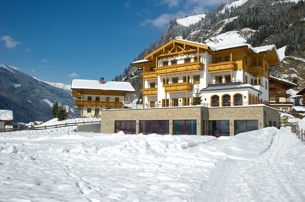 Neues Hallenbad unterirdisch verbunden