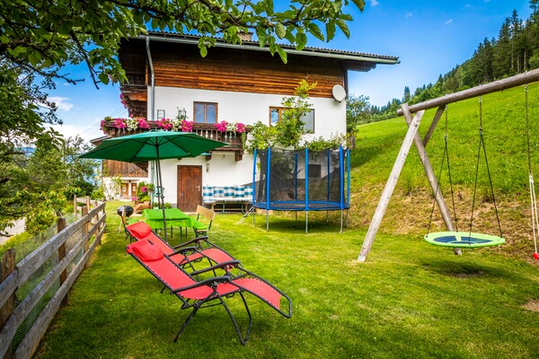 Bauernhaus mit Spielplatz