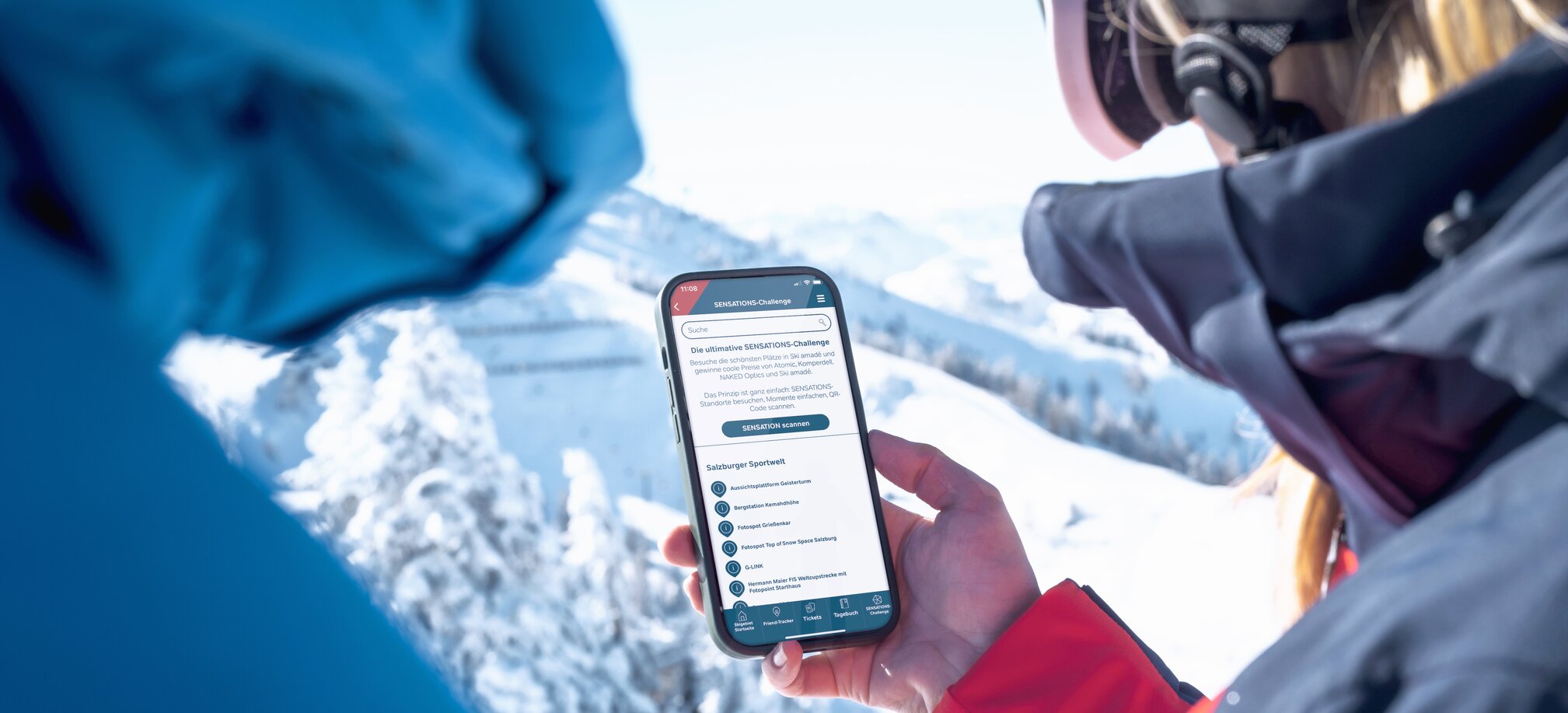 Two skier try the Ski amadé SENSATIONS-Challenge on their phone | © Ski amadé